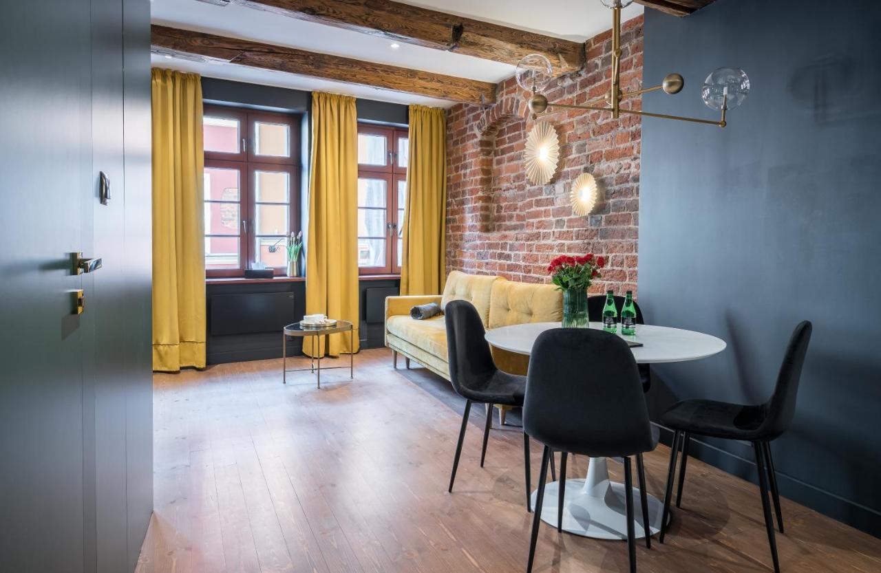 1555 Iii Apartment